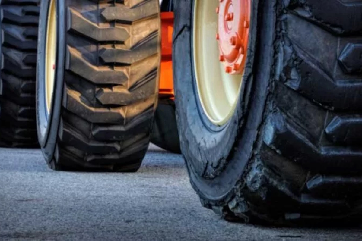Montaje de neumáticos para tractores Lleida en taller agrícola
