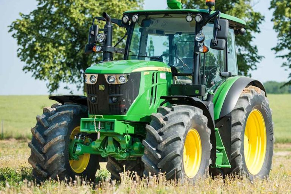 Almacén con stock de neumáticos para tractores Lleida
